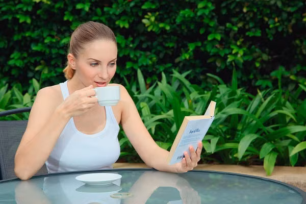 Không uống trà hoặc cà phê sau khi kết thúc bữa. Thói quen uống trà vào mỗi sáng và sau bữa ăn không còn lạ gì với người Việt, nhưng nó lại không được các chuyên gia dinh dưỡng khuyến khích. Do trà có chứa polyphenol và tannin dẫn đến khó hấp thụ sắt, đặc biệt là những người thiếu sắt. Hãy uống trà ít nhất sau bữa ăn 1 giờ để cơ thể bạn có thể đẩy hết những chất độc ra ngoài.