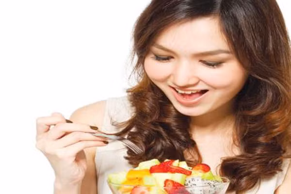 Vì thế, sau khi ăn xong, bạn nên chờ một thời gian rồi mới ăn trái cây hoặc có thể ăn trái cây khi chưa ăn gì vào buổi sáng. Trái cây lúc này sẽ được tiêu hóa một cách dễ dàng và cung cấp cho bạn đủ năng lượng trong ngày. Hãy đợi thức ăn được tiêu hóa khoảng 1 giờ sau khi ăn cơm thì ăn trái cây sẽ tận dụng được dưỡng chất tốt nhất cho sức khỏe.