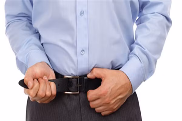 Nới lỏng thắt lưng sau khi ăn. Nếu bạn cảm thấy qua no và cần phải nới lỏng thắt lưng, điều này có nghĩa là bạn đã ăn quá nhiều. Giữ thói quen nới lỏng thắt lưng của bạn sau bữa ăn sẽ làm cho bụng phình lên trong một thời gian dài và bạn có thể sẽ sớm có một vòng 2 phát phì. Vì vậy, dù có no thế nào chăng nữa, hãy giữ thắt lưng của bạn ở nguyên vị trí để nhắc nhở bạn tạo thành thói quen trong những lần ăn uống sau.