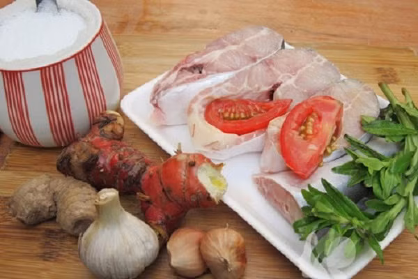 Để có món cá kho giềng ngon bạn cần chuẩn bị những nguyên liệu sau: cá chép, cá trắm hoặc cá ba sa. Gia vị gồm: riềng, xả, đường, gói ướp cá, lá chè xanh, bột canh, mì chính... (Ảnh: vaobepnauan.com) 