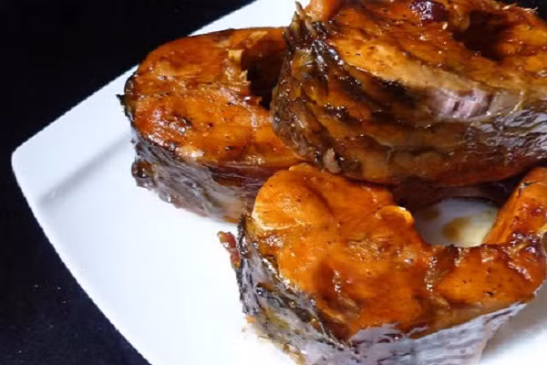 Cả nhà bạn đang cảm thấy ngán ngẩm với những món ăn béo ngậy chứa nhiều dầu mỡ? Vậy hãy thử đổi món ăn cuối tuần cho cả nhà bằng cá kho riềng kiểu Bắc. Cá trắm hay ba sa rất phù hợp để dùng làm nguyên liệu cho món này. (Ảnh:webnauan.net)