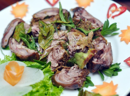 Cơm chín thì đồng thời thịt chuột cũng chín tới và bốc mùi thơm. Thịt chuột dừa trắng phau và có một mùi thơm đặc biệt. Lấy chuột ra xé phay trộn với rau răm, chấm với muối tiêu, muối ớt vắt chanh, còn ngon gấp bội phần thịt gà đồi.(Ảnh: Chuotdongmietvuon).