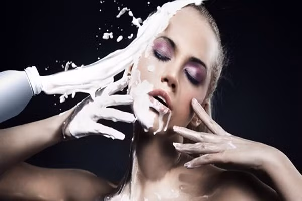 Da dầu. Thường do các tuyến bã nhờn hoạt động quá mức dẫn đến tiết ra quá nhiều chất nhờn làm cho da bị tắc nghẽn lỗ chân lông và dồn bụi bẩn sinh mụn. Điểm lợi thế của những người thuộc tuýp này là da đỡ bị nhăn. Khi nói đến việc làm sạch da nhờn, hãy tránh các sản phẩm chứa dầu tự nhiên hoặc tổng hợp, nước hoa hoặc chất phụ gia.