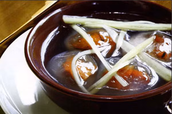 Chè bột lọc thịt quay được chế biến từ những miếng thịt heo quay, cắt vuông bằng quân súc sắc nhỏ (có cả bì lợn, cả thịt) bọc ngoài là màng bột nếp, rồi cho vào nước đường đun thành chè. Hình như cái chất, cái vị của nó phảng phất bóng dáng đỏng đảnh đáng yêu của các cô gái miền sông Hương núi Ngự và thể hiện đầy đủ nét thất thường của thời tiết Huế. (Ảnh: Thegioitinhoc).