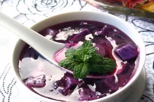 Chè khoai tía. Rất nhiều vị khách ưa thích món chè này vì màu sắc và hương vị đặc biệt của nó. Những củ khoai tím có thể cho ra đời những cốc chè thích hợp để giải nhiệt trong những ngày nắng nóng. Cách nấu món chè này rất đơn giản, gần giống với chè đậu xanh đánh nhưng mùi vị thì đậm đà, thoáng chút hương gừng thơm nồng. (Ảnh: Dep&amp;khoe).