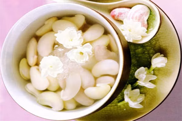 Chè đậu ngự. Nếu khi xưa món chè này được dùng trong cung đình, thì ngày nay nó thường được người Huế dùng trong những dịp đặc biệt hoặc chiêu đãi khách. Về hình thức, món chè đậu ngự có thể sẽ khiến nhiều thực khách thấy hơi bất ngờ vì nó quá thanh cảnh, thậm chí có thể được cho là giản dị. Ấy vậy mà sự giản dị đó sẽ là sự thanh nhã đến tuyệt vời, với những hạt đậu trắng nõn cùng nước chè trong veo và mùi thơm nhẹ nhàng phảng phất. (Ảnh: Hoidulich).