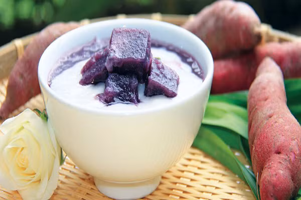 Cái khéo léo của người nấu chè là cân đo nguyên liệu sao cho hòa hợp. Thậm chí, thêm đường sao cho vừa để mất đi mùi thơm của nước dừa cũng là cả nghệ thuật của người dân nơi đây. Chè có vị thơm và ngọt thanh, vừa ăn vừa nhớ lại những tà áo dài tím biếc cả chiều sông Thương thì chén chè càng đậm hơn trong lòng thực khách. (Ảnh: Otofun).