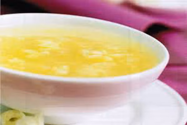 Chè bắp ngô cồn Hến. Đến thăm xứ Huế mà không ăn cơm hến và chè bắp cồn Hến thì thật chưa phải đã đến Cố đô. Bắp phải là thứ gieo trồng ngay ở bãi phù sa quanh cồn. Người ta lấy bắp non về nạo thành bột mịn, nấu với đường hoa mai. Cùi bắp không vất bỏ mà được luộc lọc lấy chất nước ngọt, nấu chung với bắp đã bào mịn đến độ chín rền để cho ra một ly chè vừa có vị thơm bùi, béo ngọt của bắp non, vừa có vị ngọt man mát của đường, khiến ăn mấy ly không chán. (Ảnh: Tlnet).