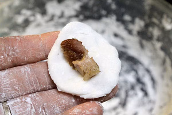  Chè bột lọc bọc thịt quay. Món chè đặc sắc mà chỉ mới thoáng nghe, chưa được thấy, chưa được ăn, đã gợi cho ta cảm giác thích thú muốn thưởng thức… Chè bột lọc có hình thức viên tròn nhỏ, làm bằng bột năng, khi luộc chín, viên bột từ màu trắng đục thành màu trắng trong. Món này ăn với nước đường và được ăn nguội hay nóng ấm chứ không bao giờ ăn lạnh. (Ảnh: Netcodo).