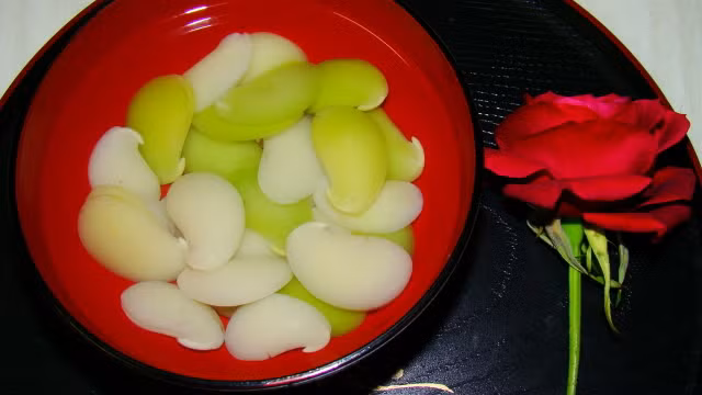 Khi nếm thử qua, thực khách mới thấy trong sự thanh nhã ấy là đỉnh cao của nghệ thuật ẩm thực bởi hương vị thanh khiết đến lạ lùng, đượm chút quyền quý và đài các mà chẳng dễ gì giải thích được. Có lẽ điểm đặc biệt ấy chính là bí quyết của riêng người Huế khiến cho món chè này được lưu truyền đến bao đời sau. (Ảnh: Dtforum).