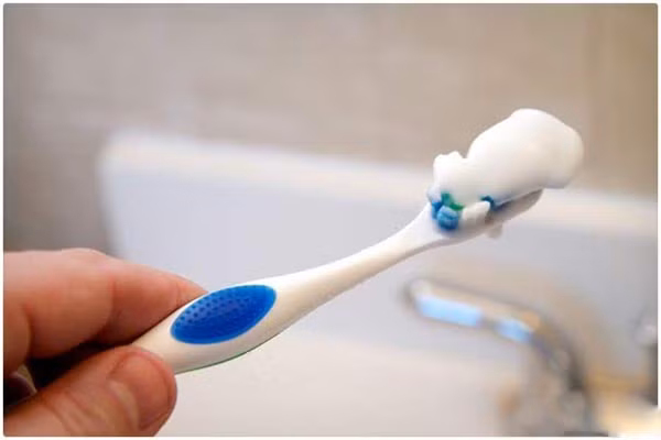 Thay bàn chải thường xuyên. Các bác sĩ nha khoa đều khuyến cáo nên thay bàn chải đánh răng mỗi 3-4 tháng/lần hoặc thậm chí thay sớm hơn nếu lông bàn chải bị sờn hoặc cùn. Nếu không muốn áp dụng rập khuôn vì thấy bàn chải còn tốt, bạn nên kiểm tra lông bàn chải. Một khi các sợi lông mất tính linh hoạt bình thường của nó và bắt đầu loe ra thì bạn nên thay đổi bàn chải. Ngoài ra, khi màu sắc lông bàn chải đánh răng thay đổi cũng là dấu hiệu cảnh báo cho bạn biết cần thay bàn chải đánh răng khác.