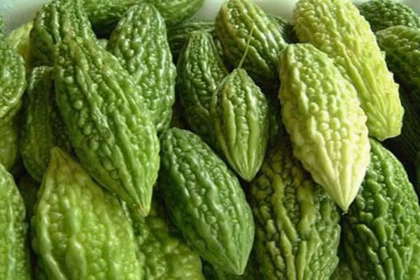 Mướp đắng. Tuy là loại thực phẩm rất tốt. Tuy nhiên, nếu phụ nữ mang thai lạm dụng mướp đắng, nó sẽ gây ra những nguy hiểm khó lường vì vị đắng của mướp có thể làm cho dạ dày và dạ con co bóp. Điều này dẫn đến sẩy thai, sinh non cho những phụ nữ có nguy cơ cao như tử cung nghiêng, tử cung có sẹo…