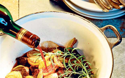 Rượu nấu cùng thức ăn sẽ bay hết. Nhiều người tin rằng rượu, bia khi nấu cùng thức ăn sẽ hoàn toàn bay hết nhưng thực tế chỉ có khoảng 20% số rượu được nấu bay khỏi thực phẩm khi nấu trong vài phút và khoảng 30% trong số đó bay hết khi thức ăn được nấu chín trong vài giờ. Ảnh: telegraph