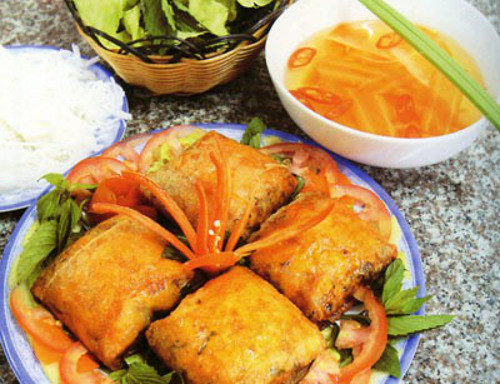 Nem cua bể Hải Phòng được gói vuông bằng lòng bàn tay. Nhân nem gồm có thịt cua loại ngon, mình dày, thịt nạc vai, tôm, nấm hương, giá… được tẩm ướp gia vị. Vị ngọt của thịt cua bể, giòn của vỏ bánh đa cuốn, chút đậm đà của mắm chấm… làm nên sức hấp dẫn của món ăn. Nem cua bể ăn kèm với bún và rau sống. Ảnh: dulichcauvong