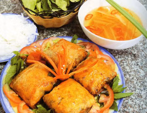 Nem cua bể Hải Phòng được gói vuông bằng lòng bàn tay. Nhân nem gồm có thịt cua loại ngon, mình dày, thịt nạc vai, tôm, nấm hương, giá… được tẩm ướp gia vị. Vị ngọt của thịt cua bể, giòn của vỏ bánh đa cuốn, chút đậm đà của mắm chấm… làm nên sức hấp dẫn của món ăn. Nem cua bể ăn kèm với bún và rau sống. Ảnh: dulichcauvong