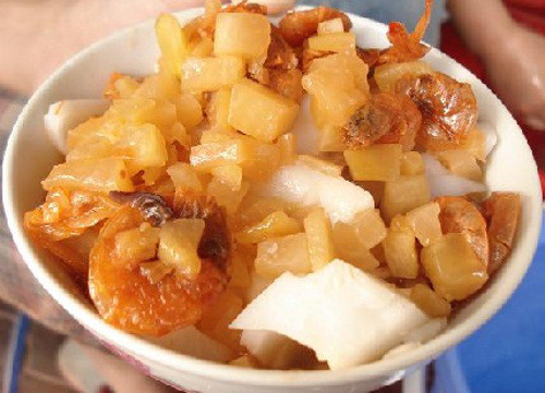 Bánh đúc tàu bao gồm phần bánh đúc cắt nhỏ, đu đủ xào với tôm và thịt được rán kĩ, cuối cùng là chan thêm mắm giấm. Bánh mang hương vị thanh tao nhẹ nhàng. Bát bánh đúc đến tay thực khách vẫn còn hơi ấm kèm theo hương thơm thơm của bột bánh, của nhân thịt ba rọi và tép tươi, vị chua chua, mằn mặn, ngòn ngọt, cay sè của dấm ớt và nước mắm pha thật loãng. Ảnh: dulichhaiphong