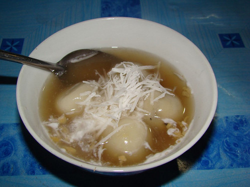 Sủi dìn là món ăn vặt đường phố dân dã, nổi tiếng của ẩm thực Hải Phòng những ngày lạnh. Viên sủi dìn mềm dai, dẻo thơm, lớp vỏ mỏng tang, hòa quyện với vị béo, bùi của nhân vừng đen, dừa, lạc cùng nước dùng ngọt thanh…tạo nên hương vị quyến rũ cho món ăn. Đặc biệt nước dùng làm sủi dìn thơm dậy mùi cay nồng của gừng tươi giã nhỏ nấu với mật mía hoặc đường thốt nốt. Ảnh: haiphonginfo