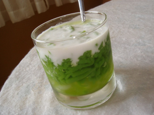 Chè giun từ lâu đã trở thành một phần tinh túy của ẩm thực đường phố ở thành phố Hoa Phượng Đỏ vào mùa hè. Tên gọi của món ăn khá độc đáo bởi những sợi bột gạo sau khi thành hình hơi giống giun. Chè giun ăn cùng nước cốt dừa, đá bào, thêm ít hạt trân châu, có vị ngọt thanh, xua tan nóng nực của mùa hè. Ảnh: edunet