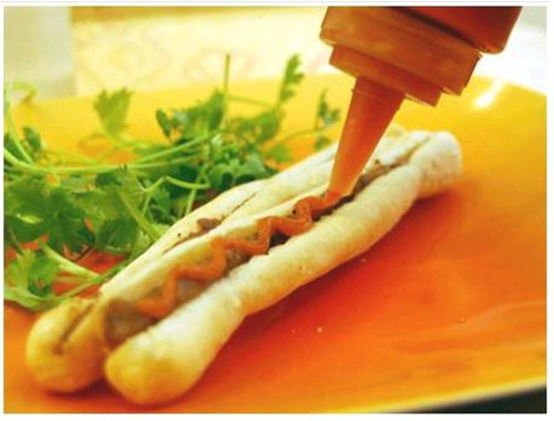 Chí chương (tương ớt) là yếu tố quyết định tạo “thương hiệu” cho bánh mỳ cay. Chí chương được làm từ ớt, cà chua tươi bỏ hạt, tỏi băm nhuyễn, nêm thêm chút muối và trải qua quá trình lên men theo công thức gia truyền. Ảnh: haiphong247