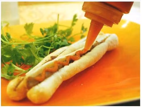 Chí chương (tương ớt) là yếu tố quyết định tạo “thương hiệu” cho bánh mỳ cay. Chí chương được làm từ ớt, cà chua tươi bỏ hạt, tỏi băm nhuyễn, nêm thêm chút muối và trải qua quá trình lên men theo công thức gia truyền. Ảnh: haiphong247