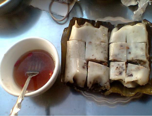 Bánh bèo Hải Phòng là sự kết hợp giản dị nhưng hoàn hảo từ bột gạo; hành khô, mộc nhĩ, thịt lợn để làm nhân bánh và nước chấm đặc biệt được chế biến từ nước xương. Bánh bèo được đặt trong từng khuôn lá chuối khum khum như chiếc thuyền con. Ảnh: depplus