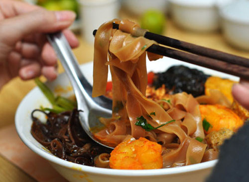 Bánh đa cua là món ăn trứ danh theo người xứ Cảng đi khắp đất nước. Bát bánh đa cua có sợi bánh đa đỏ, nước cua vàng sánh, gạch cua chưng với cà chua chín béo ngậy, chả lá lốt, chả thịt…Bánh đa cua ăn kèm rau sống, hoa chuối. Ảnh: songtre