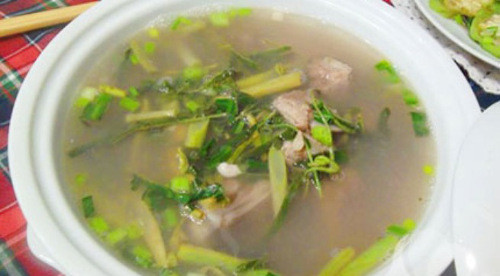 Sườn non rửa sạch, trần nước sôi rồi cho ninh đến khi sườn mềm thì cho thanh trà vào đun khoảng 5 phút. Khi thanh trà chín nổi lên thì vớt ra dằm lấy nước chua bỏ vỏ, hạt. Nêm gia vị vừa ăn rồi thêm rau rút, hành hoa là được. Ảnh: giadinh