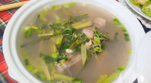 Sườn non rửa sạch, trần nước sôi rồi cho ninh đến khi sườn mềm thì cho thanh trà vào đun khoảng 5 phút. Khi thanh trà chín nổi lên thì vớt ra dằm lấy nước chua bỏ vỏ, hạt. Nêm gia vị vừa ăn rồi thêm rau rút, hành hoa là được. Ảnh: giadinh