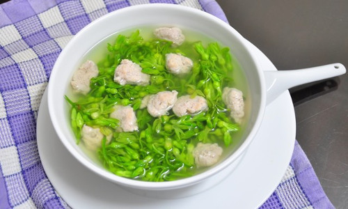 Hoa thiên lý nấu giò sống. Hoa thiên lý không chỉ giàu dưỡng chất mà còn có nhiều tác dụng như giải nhiệt, cải thiện bệnh trĩ... Do đó, những món ăn từ hoa thiên lý luôn là sự lựa chọn hàng đầu của các bà nội trợ. Canh hoa thiên lý nấu giò sống có vị ngọt bùi thanh mát rất hợp với ngày hè oi nóng. Nước sôi, cho giò sống vào đun, nêm mắm muối vừa ăn rồi thả hoa thiên lý vào, sôi lại tắt bếp là xong. Ảnh: bepgiadinh