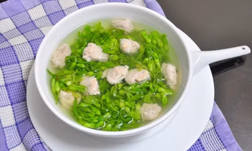 Hoa thiên lý nấu giò sống. Hoa thiên lý không chỉ giàu dưỡng chất mà còn có nhiều tác dụng như giải nhiệt, cải thiện bệnh trĩ... Do đó, những món ăn từ hoa thiên lý luôn là sự lựa chọn hàng đầu của các bà nội trợ. Canh hoa thiên lý nấu giò sống có vị ngọt bùi thanh mát rất hợp với ngày hè oi nóng. Nước sôi, cho giò sống vào đun, nêm mắm muối vừa ăn rồi thả hoa thiên lý vào, sôi lại tắt bếp là xong. Ảnh: bepgiadinh