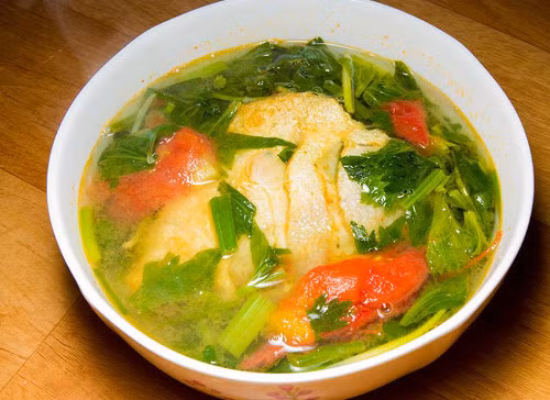 Canh cá nấu chua kiểu miền Nam có vị ngọt của nước dùng cá, chua nhẹ của dứa và thơm của hành ngổ. Phi thơm hành rồi đổ cà chua vào xào chín với một chút mắm. Cho nước sôi ngập cà chua, nêm gia vị, đường cho vừa khẩu vị. Vắt me cho ra bát, chế nước dùng vào khuấy cho me tan rồi đổ từ từ nước me vào nồi. Ảnh: blogspot