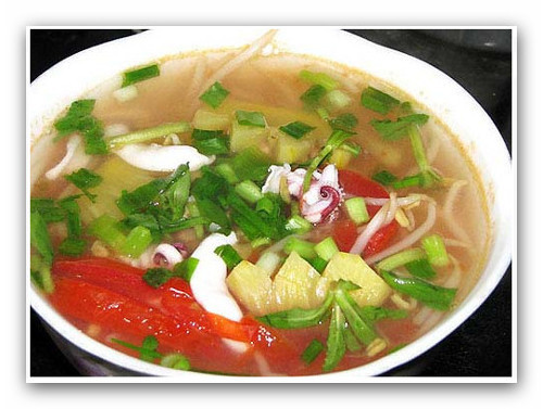 Canh mực chua ngọt với vị chua chua, ngòn ngọt tạo cho bạn cảm giác dễ chịu, ngon miệng hơn. Mực rửa sạch, băm nhuyễn rồi trộn đều với ớt, hành lá thái nhuyễn, hạt nêm. Đun sôi nước thì múc mực đổ vào, thêm chút đường cho ngọt. Nước sôi lại, cho cà chua và hành tây vào đun khoảng 2 phút. Múc canh ra bát, rắc thì là và hành lá thái khúc lên. Canh ngon hơn khi ăn nóng. Ảnh: hanhphucgiadinh