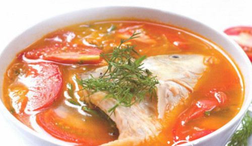 Tiếp theo cho dứa rồi đến cá vào. Cá chín vớt ra để riêng. Thêm dọc mùng, đậu bắp vào nấu cho mềm rồi cho giá đỗ vào. Canh sôi, cho cá lại vào nồi, rắc hành ngổ thái nhỏ lên và tắt bếp. Canh cá nấu chua ăn với bún hoặc với cơm đều ngon. Ảnh: bekhoemevui