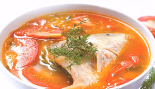 Tiếp theo cho dứa rồi đến cá vào. Cá chín vớt ra để riêng. Thêm dọc mùng, đậu bắp vào nấu cho mềm rồi cho giá đỗ vào. Canh sôi, cho cá lại vào nồi, rắc hành ngổ thái nhỏ lên và tắt bếp. Canh cá nấu chua ăn với bún hoặc với cơm đều ngon. Ảnh: bekhoemevui