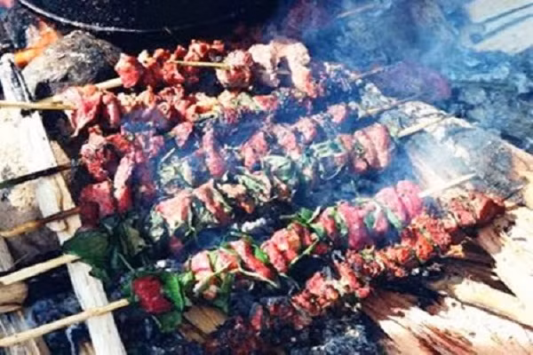 Ngoài món thịt trâu xào lá trơng thì món trâu nướng hay trâu hấp lá trơng cũng được mọi người yêu thích. Thịt được tẩm ướp gia vị và nướng chín dậy mùi thơm nức ăn kèm rau cải, lá trơng và ớt tiêu xanh sẽ rất tuyệt. Vị ngọt, thanh đạm của thịt trâu kết hợp với vị cay và mùi thơm đặc trưng của lá trơng khiến món ăn trở nên hấp dẫn và lôi cuốn thực khách. (Ảnh: monngonbamien.com.vn)