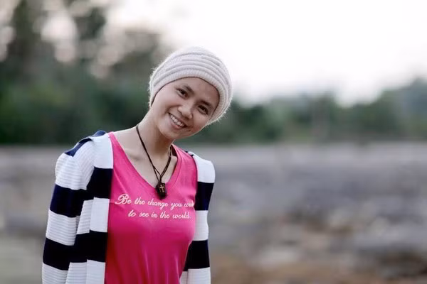 Ai ngờ, khi bao hoài bão và ước vọng còn ở phía trước, cô gái trẻ đã phải đối mặt với sự thật nghiệt ngã mắc căn bệnh bạch cầu cấp tính.