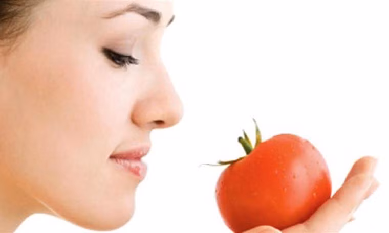 Các nghiên cứu cho thấy, việc bổ sung vào khẩu phần ăn một lượng cà chua và các sản phẩm chế biến từ cà chua vừa đủ sẽ làm giảm khả năng mắc bệnh ung thư vú, ung thư cổ tử cung, ung thư bàng quang.