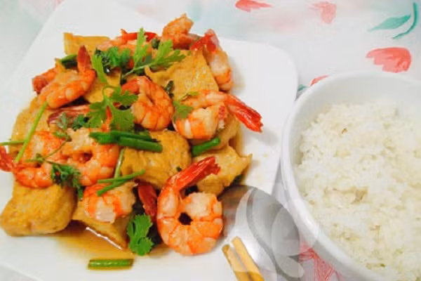Đậu phụ rim tôm: Món ngon rất vào cơm, có hương thơm thoang thoảng từ nước tương, dậy mùi quyến rũ từ những bìa đậu phụ, lại chỉ tốn khoảng 10 phút để chế biến, rất thích hợp để trổ tài vào bữa chiều (Ảnh: kienthucgiadinh)