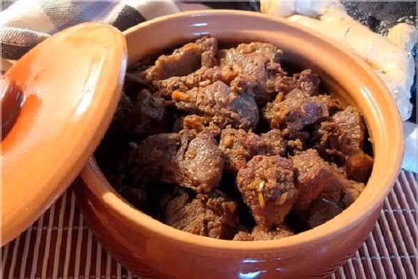 Cùng thay đổi thực đơn cho bữa cơm gia đình bạn thêm phần mới lạ và hấp dẫn với món thịt bò rim gừng. Món ăn vô cùng đơn giản với vị thơm của thịt bò và gừng hòa quyện với nhau này không chỉ rất đưa cơm mà còn có thể để được trong vòng một tuần mà không hề mất đi hương vị.(Ảnh: ochaisan)