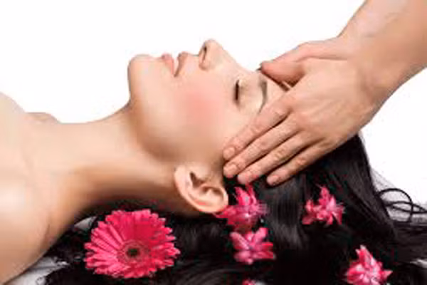 6. Massage toàn thân. Nếu bạn không có nhiều thời gian đến spa thì có thể tự mình massage. Liệu pháp này sẽ giúp cho máu trong cơ thể được lưu thông và cơ bắp được thả lỏng. Kết hợp xoa bóp bằng dầu từ bàn chân dần lên trên, bạn sẽ ngạc nhiên với kết quả đạt được.