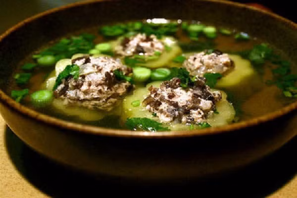 Canh khổ qua nhồi thịt là món canh rất phù hợp cho những ngày hè nóng bức. Vị khổ qua đắng dịu sẽ chan hòa cùng nước canh ngọt thơm mùi hành ngò chắc chắn sẽ làm bữa ăn gia đình thêm phần hấp dẫn. Ngoài ra khổ qua cũng là thực phẩm rất tốt cho sức khỏe như giúp giải nhiệt, kích thích ăn uống, chống viêm tiêu sưng, chữa bệnh tiểu đường và ung thư.