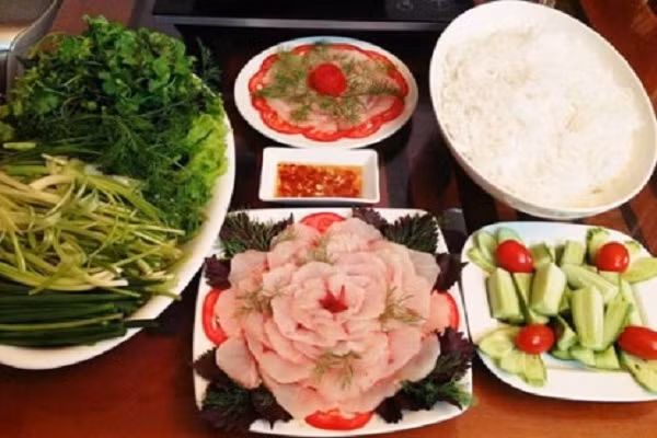 Lẩu cá điêu hồng với thịt cá vừa tươi vừa chắc nhúng vào nồi nước lẩu ngọt thơm vô cùng những nguyên liệu hòa quyện vào nhau tạo cho miếng các thơm ngon mà không còn vị tanh nữa. Ăn bún cùng nước lẩu cá đậm đà nóng hổi càng thêm thích thú trong tiết trời mưa lạnh này. (Ảnh:amthuc365)