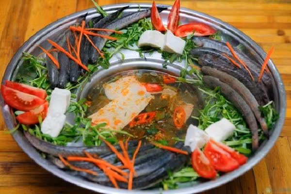 Lẩu cá kèo. Đây là món khá phổ biến của đất Nam bộ được rất nhiều người yêu thích. Sự khác biệt của lẩu cá kèo là ngoài vị chua chua, ngọt ngọt còn có vị chát chát thơm thơm của lá giang - thứ lá chỉ có ở vùng đất Nam bộ. Còn cá kèo là loại cá bé nhưng thân tròn, béo, thịt mềm, ngọt, dễ ngấm vào nước lẩu, làm người ăn rất thích thú. Rau dùng với lẩu cá kèo chủ yếu là rau đắng và hoa chuối hoặc rau muống làm cho món ăn càng thêm tinh tế. (Ảnh: bepgiadinh)