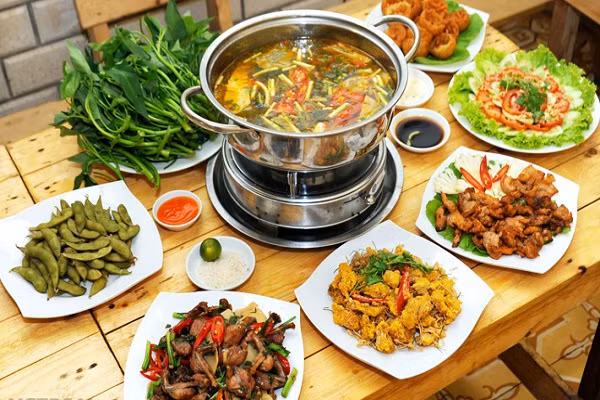 Lẩu ếch đặc biệt dành cho những người thích ăn cay. Ếch phải được tẩm ướp chế biến khéo léo với măng rồi sau đó mới cho vào nồi lẩu. Vì thế khi ăn, người ta sẽ cảm thấy thịt ếch đậm đà, thơm, có chỗ đun lâu rồi mà vẫn giòn tan ăn chung với măng cay cay cùng rau muống nữa thì lại càng tuyệt vời. Trong tiết trời mưa lạnh thế này, cùng bạn bè, gia đình quây quần bên nồi lẩu ếch quả là ý tưởng không tồi. (Ảnh: Hodeal)