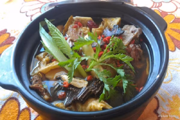 Món lẩu dê gồm nước lẩu và những miếng thịt dê mềm ngọt kèm đậu phụ, mì tôm, trứng vịt lộn, cật, rau sống đủ loại... Trời lạnh thích nhất là cùng gia đình hoặc bạn bè xì xụp bên nồi lẩu dê, thưởng thức những miếng thịt dê dai mềm, nước lẩu sôi sùng sục tỏa hương hấp dẫn thật tuyệt. (Ảnh:Lamsao)