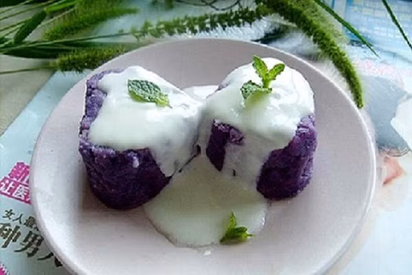 Món khoai lang tím nghiền sữa chua mật ong rất đơn giản, dễ làm, lại thơm ngon và bổ dưỡng nên được giới trẻ cực yêu thích. Vị ngọt bùi của khoai lang tím hòa quyện cùng vị sữa chua chua, thanh mát thích hợp để nhâm nhi vào mỗi buổi chiều. Khoai lang tím nghiền sữa chua mật ong còn giúp chị em có làn da đẹp nữa đấy.(Ảnh: internet)