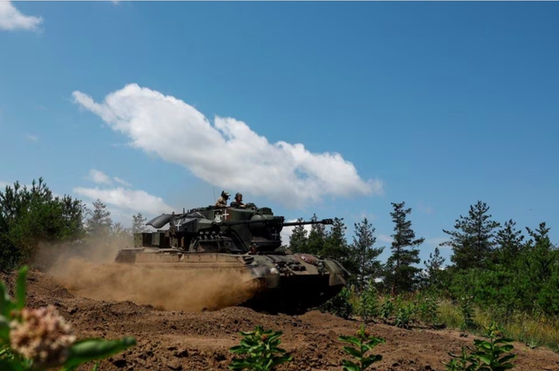 Tại khu vực Kursk, Nga và Ukraine tiếp tục diễn ra cuộc chiến pháo binh quy mô lớn, đồng thời tiếp tục tranh giành vòng vây. Theo kênh Telegram “Military Chronicles” đưa tin vào ngày 5/11, quân tiếp viện Ukraine trong cuộc phản công từ ngày 4 đến 5/11 đã phá vỡ sự bao vây ba mặt của quân Nga đối với làng Pogrebki. Ảnh: Reuters.