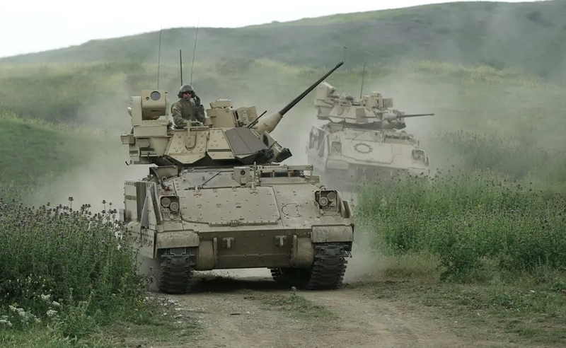 Để đảm bảo an toàn cho con đường, lực lượng tiếp viện của Ukraine đã điều động một trung đội, dưới sự yểm trợ của 3 xe chiến đấu bộ binh, tấn công vào vị trí của quân Nga ở bờ Đông sông. Ảnh: Reuters.