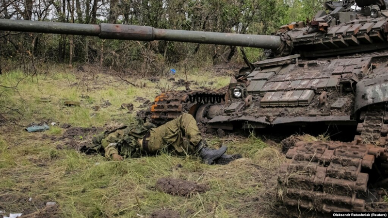 Trong video, có thể thấy các trang bị của quân Ukraine trong rừng bị tấn công, một số còn xảy ra vụ nổ thứ cấp. Sau đó, bộ binh Ukraine bắt đầu bỏ chạy, nhưng các loạt pháo tiếp theo vẫn tiếp tục rơi xuống. Ước tính ban đầu cho thấy có khoảng 60-80 binh sĩ Ukraine đã thiệt mạng trong vụ này. Ảnh: Reuters.