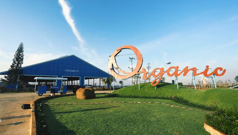 Can canh trang trai bo sua organic tieu chuan chau Au cua Vinamilk
